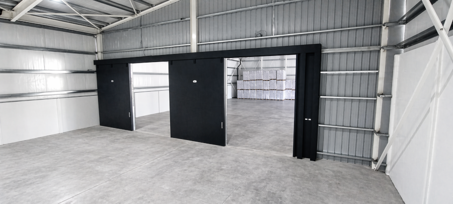 Dos portones cortafuego RF 60 instalados en depósito industrial