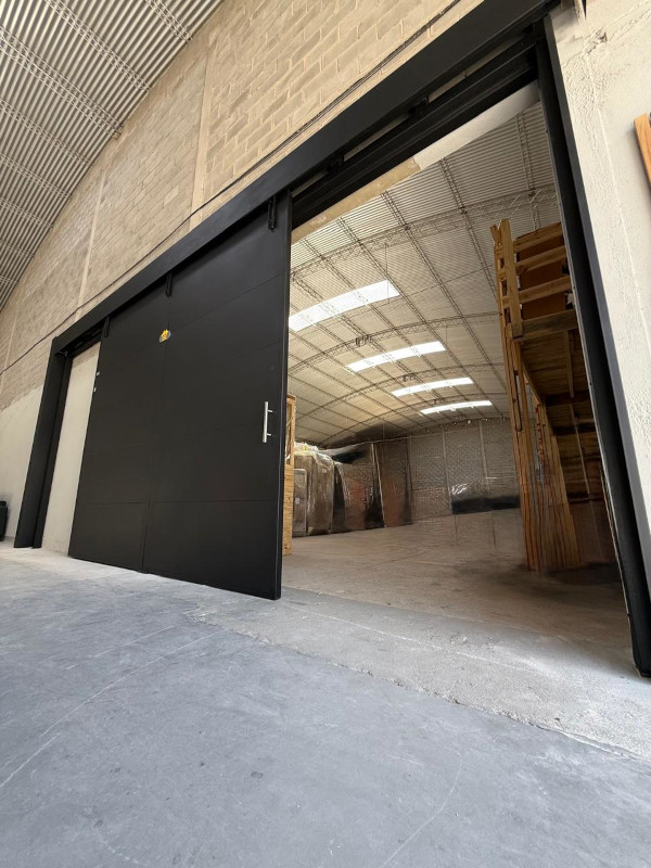 Portón cortafuego en depósito sectorizado en vista oblicua inferior