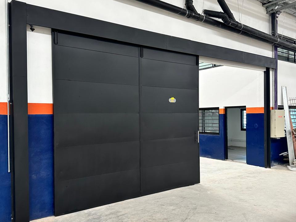 Portón cortafuego corredizo RF 60 instalado en sectorización interna de fábrica