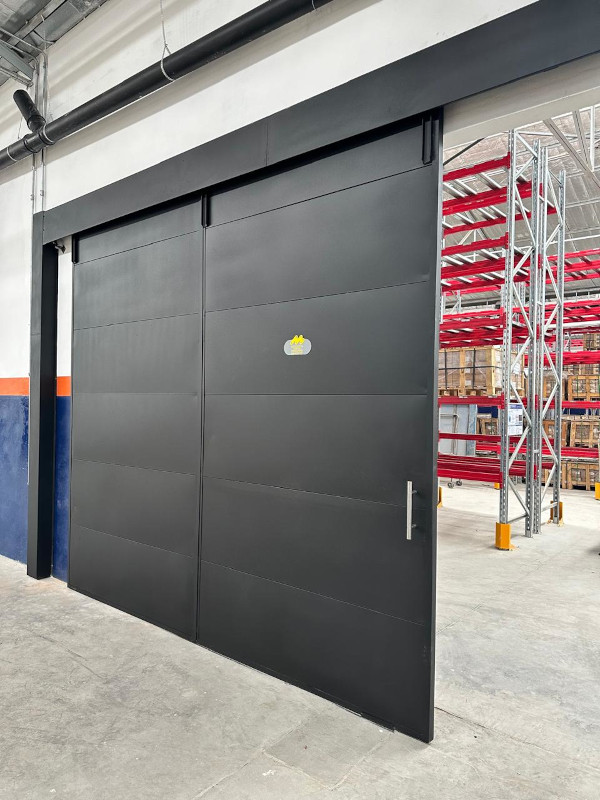 Portón cortafuego instalado en sectorización interna de fábrica en vista oblicua
