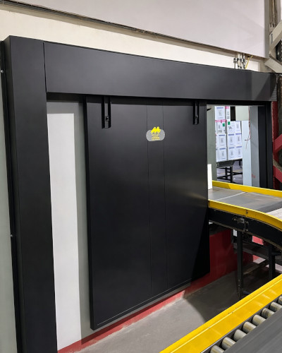 Portón cortafuego RF 60 sectorizando una línea transportadora logística