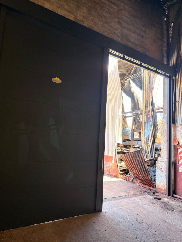 Conjunto de sectorización con portón visible del otro lado del sector incendiado